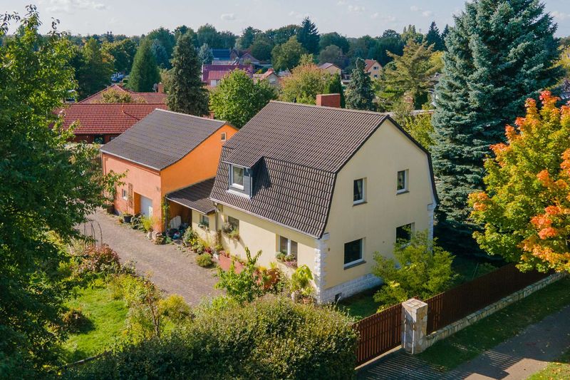 Mit Keller, Wintergarten, Garage, Nebengebäude usw.: Hübsches Einfamilienhaus in Fredersdorf